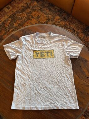 Yeti men’s light blue logo tee t shirt short sleeve medium